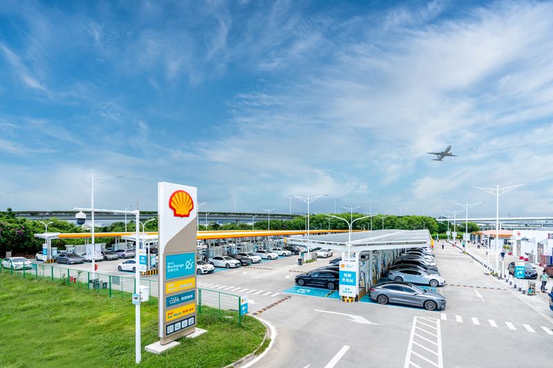 &copy; Reuters. FILE PHOTO: A handout picture of Shell Recharge electric vehicle (EV) charging hub, Shenzhen Bao'an International Airport, Shenzhen, China September 19, 2023. Courtesy of Shell/Handout via REUTERS/File photo