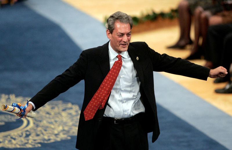 &copy; Reuters. FILE PHOTO: U.S. writer Paul Auster gestures after he received the Prince of Asturias award for Letters during a traditional ceremony at Campoamor theatre in Oviedo, northern Spain, October 20, 2006. REUTERS/Eloy Alonso/File Photo