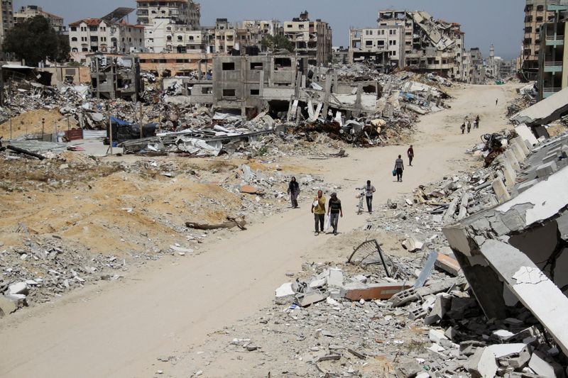 &copy; Reuters. Las ruinas de un barrio destruido durante la ofensiva militar israelí, en medio del actual conflicto entre Israel y Hamás, en la ciudad de Gaza. 24 de abril de 2024. REUTERS/Mahmoud Issa
