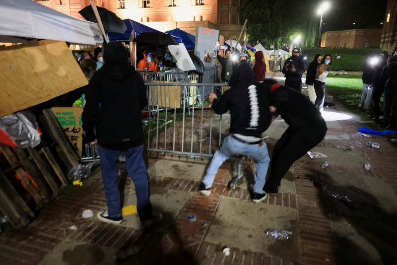 &copy; Reuters. Counter-protesters attempt to move a barricade amidst clashes with protesters in support of Palestinians in Gaza at an encampment on the campus of the University of California Los Angeles (UCLA), amid the ongoing conflict between Israel and the Palestinia