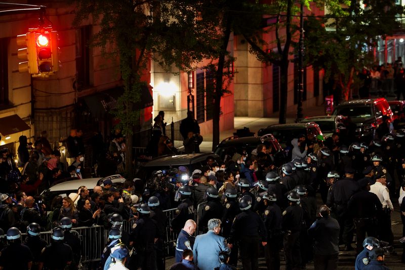 &copy; Reuters. NYPD law enforcement officials hold a perimeter of closed streets surrounding Columbia University in a comprehensive operation to clear the campus of students who barricaded themselves in a building on campus and established an encampment while protesting