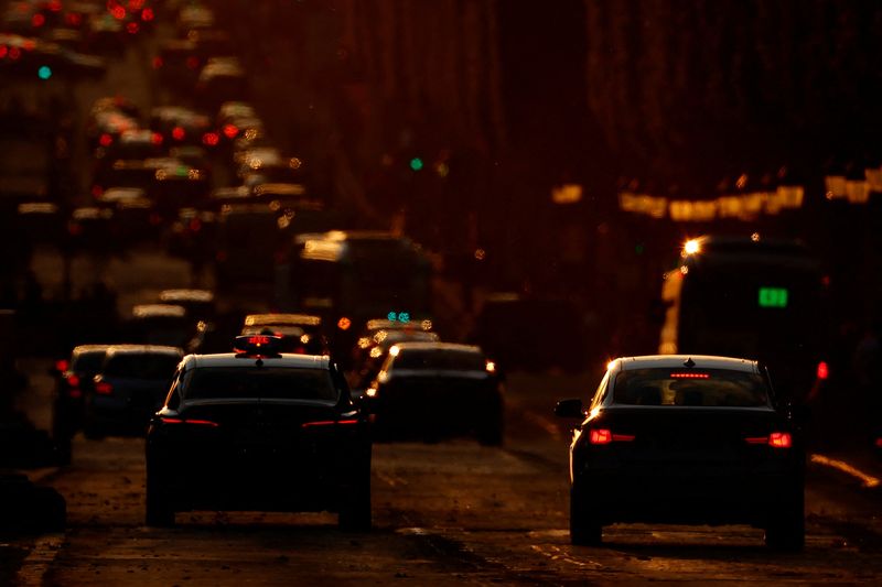 &copy; Reuters. Des voitures aux Champs-Elysées à Paris. /Photo prise le 5 août 2022/REUTERS/Sarah Meyssonnier