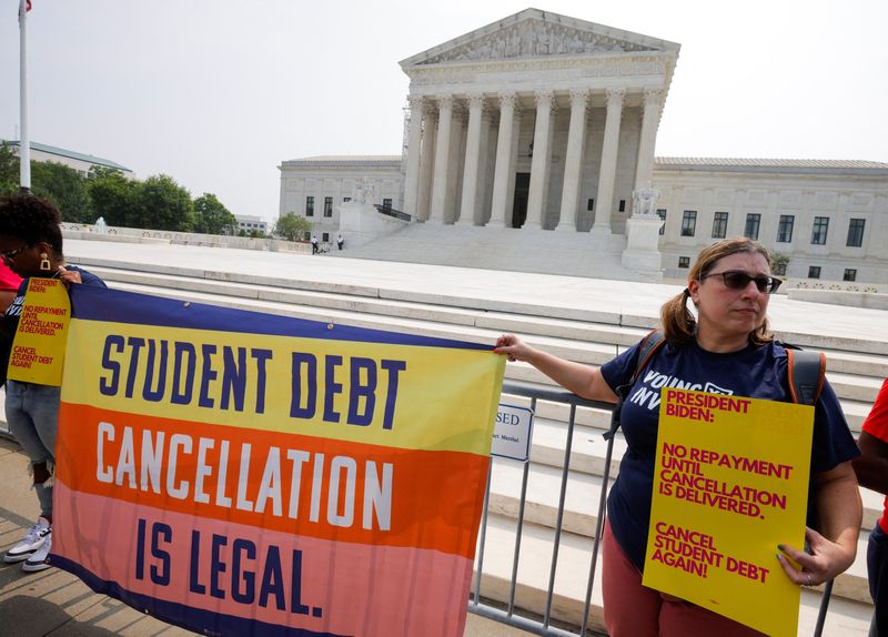 &copy; Reuters. FILE PHOTO: Supporters of U.S. President Joe Biden's plan to cancel $430 billion in student loan debt react outside the U.S. Supreme Court, after the court ruled against Biden in a 6-3 decision favoring six conservative-leaning states that objected to the