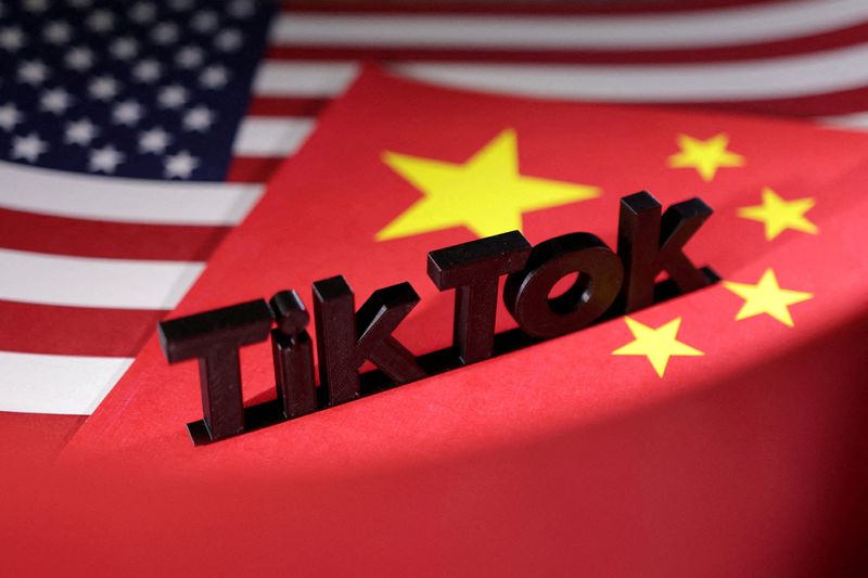 &copy; Reuters. FILE PHOTO: TikTok logo is placed on the U.S. and Chinese flags in this illustration taken, April 25, 2024. REUTERS/Dado Ruvic/Illustration/File Photo