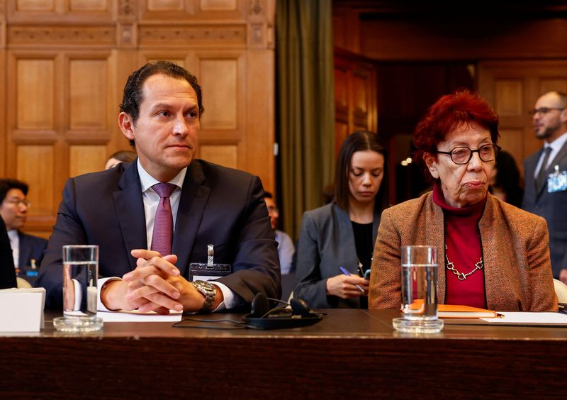 © Reuters. Lawyer Alejandro Celorio Alcantara and Ambassador of Mexico to the Netherlands Carmen Moreno Toscano attend a public hearing where Ecuador asks the International Court of Justice (ICJ) to reject Mexico's request to issue emergency measures against Quito over their armed raid on the Mexican embassy, in The Hague, Netherlands, May 1 2024. REUTERS/Piroschka van de Wouw