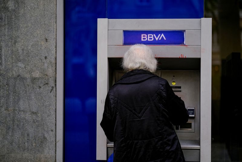 &copy; Reuters. Una mujer usa un cajero automático de una sucursal del BBVA, en Barcelona, España. 30 de abril de 2024. REUTERS/Nacho Doce