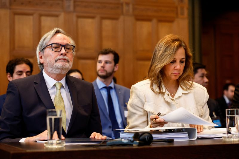 &copy; Reuters. El embajador de Ecuador en Países Bajos, Andrés Terán Parral, y la directora de Asuntos Internacionales y Arbitraje, Ana María Larrea, asisten a una audiencia pública en la que Ecuador pide a la Corte Internacional de Justicia (CIJ) que rechace la pe