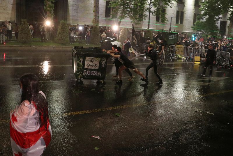 &copy; Reuters. Demonstrators block a street in front of police cordons during a rally to protest against a bill on "foreign agents" in Tbilisi, Georgia, May 1, 2024. Georgian parliament is set to debate the second reading of the bill described as authoritarian and Russi