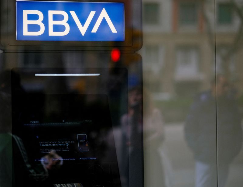 &copy; Reuters. Un guichet automatique de la banque BBVA à Barcelone en Espagne. /Photo prise le 30 avril 2024/REUTERS/Nacho Doce