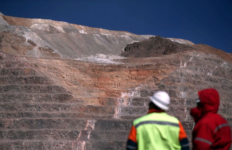 &copy; Reuters. FOTO DE ARCHIVO. Trabajadores junto a un tajo abierto en la mina de oro Veladero de Barrick Gold Corp en la provincia de San Juan, Argentina. 26 de abril de 2017. REUTERS/Marcos Brindicci