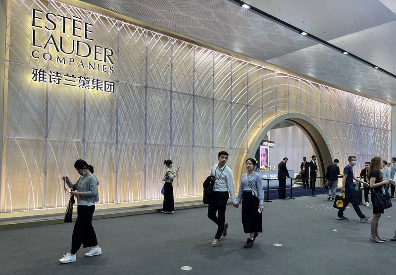 &copy; Reuters. FILE PHOTO: People walk past a booth of Estee Lauder at the third China International Consumer Products Expo, in Haikou, Hainan province, China April 12, 2023. REUTERS/Casey Hall/File Photo