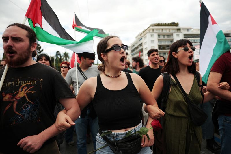 © Reuters. Protesters shout slogans during a rally commemorating May Day, in Athens, Greece, May 1, 2024. REUTERS/Louiza Vradi
