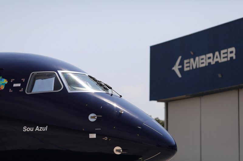 &copy; Reuters. FOTO ARCHIVO: El avión E2-195 con el logotipo de la aerolínea número 3 de Brasil, Azul SA, se ve durante un evento de lanzamiento en Sao Jose dos Campos, Brasil. 12 de septiembre de 2019. REUTERS/Roosevelt Cassio/Archivo