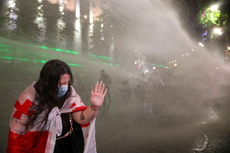 &copy; Reuters. Une manifestante contre une loi sur les "agents étrangers" lors d'une manifestation qui a été réprimée mardi soir par les forces de l'ordre. /Photo prise le 1er mai 2024 à Tbilisi en Géorgie/REUTERS/Irakli Gedenidze     TPX IMAGES OF THE DAY