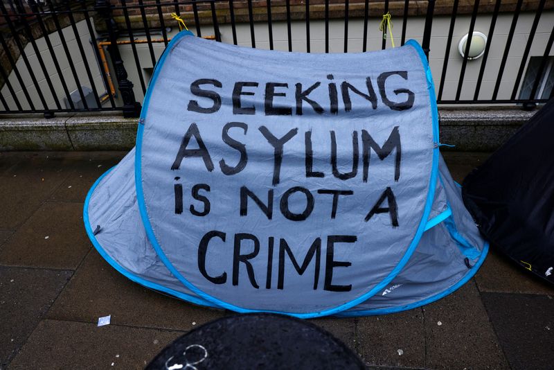 &copy; Reuters. خيمة لأحد طالبي اللجوء بجانب مكتب الحماية الدولي حيث ينام المئات من المهاجرين الذين يبحثون عن ملجأ في الشوارع منذ عدة أشهر في دبلن بأيرلندا 