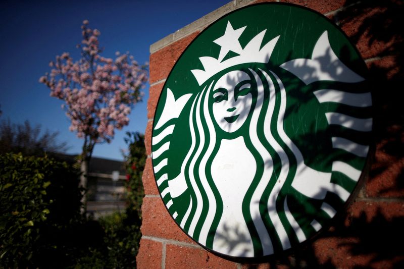 &copy; Reuters. FILE PHOTO: A Starbucks logo on a store in Los Angeles, California, March 10, 2015.  REUTERS/Lucy Nicholson (UNITED STATES - Tags: BUSINESS LOGO FOOD/File Photo