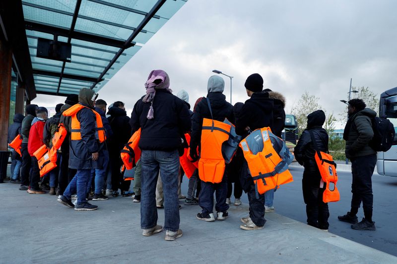 &copy; Reuters. FOTO DE ARCHIVO. Migrantes esperan un autobús para regresar de la playa a su campamento, en la estación de tren de Calais, en Calais, después de que migrantes murieran en un intento de cruzar el canal de la Mancha, en Francia. 23 de abril de 2024. REUT