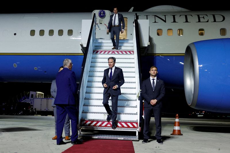 &copy; Reuters. Le secrétaire d'Etat américain Antony Blinken arrive à l'aéroport Ben Gurion près de Tel Aviv en Israël. /Photo prise le 30 avril 2024/REUTERS/Evelyn Hockstein
