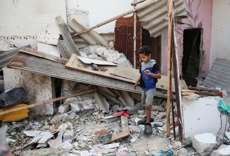 &copy; Reuters. A Palestinian boy inspects the site of an Israeli strike on a house, amid the ongoing conflict between Israel and the Palestinian Islamist group Hamas, in Rafah, in the southern Gaza Strip, May 1, 2024. REUTERS/Hatem Khaled