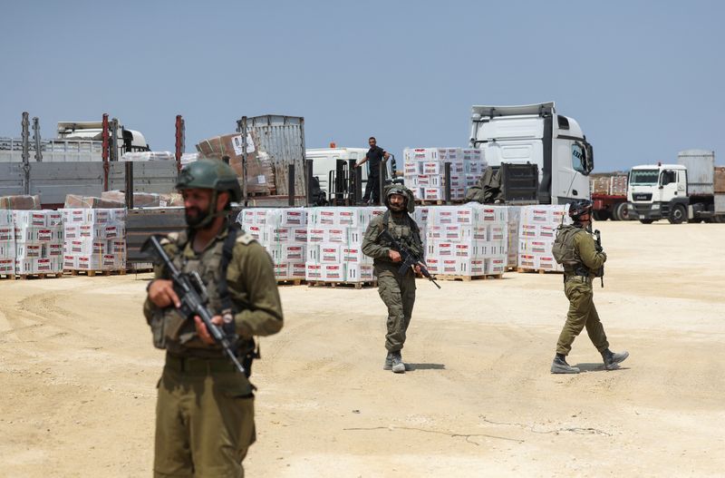 &copy; Reuters. Israeli soldiers secure humanitarian aid, amid the ongoing conflict in Gaza between Israel and the Palestinian Islamist group Hamas, near the Erez Crossing point in northern Gaza, May 1, 2024. REUTERS/Ronen Zvulun