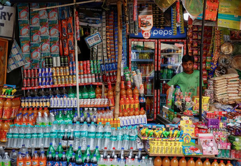 &copy; Reuters. Un vendedor de aperitivos y refrescos espera a los clientes en el exterior del Jardín Zoológico de Alipore en un caluroso día de verano en Calcuta, India. 1 de mayo de 2024. REUTERS/Sahiba Chawdhary