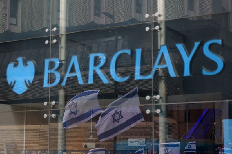 &copy; Reuters. صورة لواجهة أحد فروع بنك باركليز في لندن بينما تنعكس على نوافذه أعلام إسرائيلية يحملها مشاركون في مسيرة داعمة لإسرائيل ومناهضة لاحتجاجات أ
