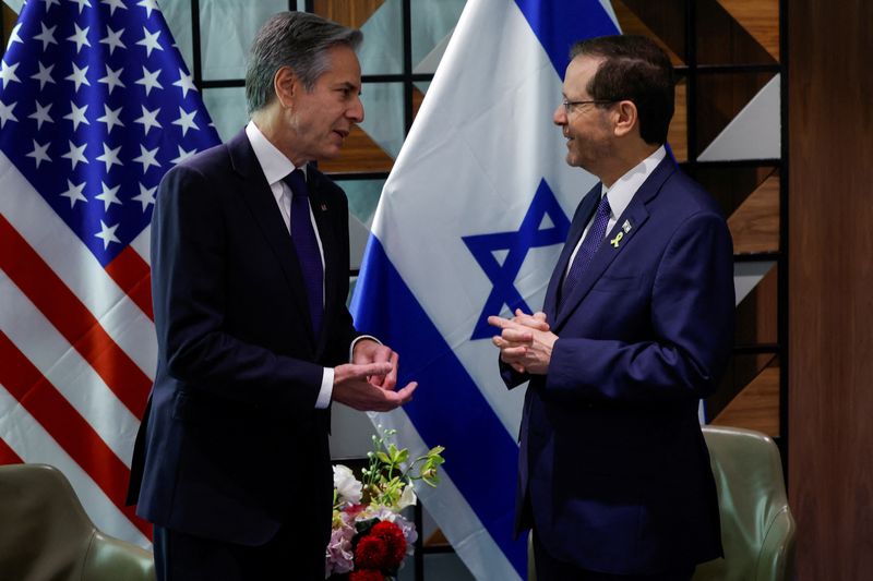 &copy; Reuters. U.S. Secretary of State Antony Blinken meets with Israeli President Isaac Herzog in Tel Aviv, Israel, May 1, 2024. REUTERS/Evelyn Hockstein/Pool