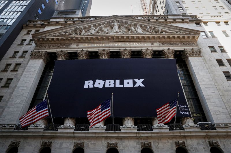 © Reuters. FOTO DE ARCHIVO: El logotipo de Roblox se muestra en una pancarta, para celebrar la salida a bolsa de la compañía, en la fachada frontal de la Bolsa de Nueva York (NYSE) en Nueva York, Estados Unidos, 10 de marzo de 2021. REUTERS/Brendan McDermid/Foto de archivo