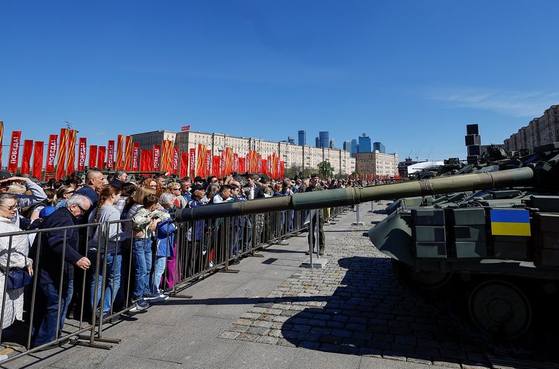 &copy; Reuters. Visitors stand behind barriers while looking at military hardware, including a Soviet-made T-64 main battle tank, at an exhibition displaying armoured vehicles and equipment captured by the Russian army from Ukrainian forces in the course of Russia-Ukrain