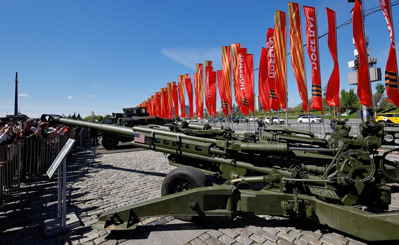© Reuters. Visitors look at a U.S.-produced M777 howitzer at an exhibition displaying armoured vehicles and equipment captured by the Russian army from Ukrainian forces in the course of Russia-Ukraine conflict, at Victory Park open-air museum on Poklonnaya Gora in Moscow, Russia, May 1, 2024. REUTERS/Evgenia Novozhenina