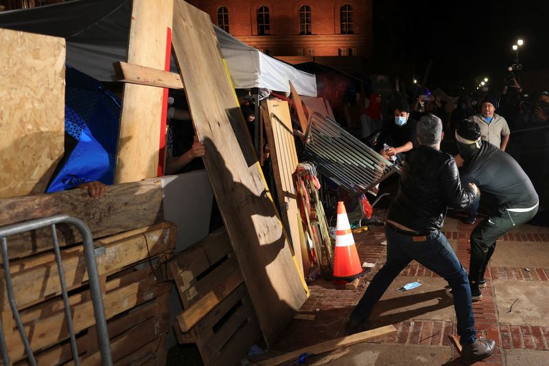 &copy; Reuters. Counter-protesters strike a barricade at a pro-Palestinian encampment on the University of California, Los Angeles (UCLA) campus, amid the ongoing conflict between Israel and the Palestinian Islamist group Hamas, in Los Angeles, California, U.S., May 1, 2