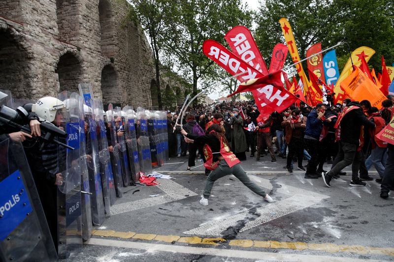 &copy; Reuters. متظاهرون في اشتباك مع الشرطة خلال مسيرة في يوم العمال بميدان تقسيم في تركيا في الأول من مايو أيار 2024. تصوير: ديلارا شنكايا - رويترز