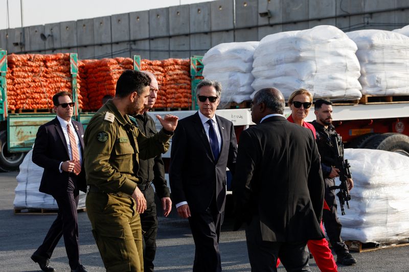 © Reuters. Le secrétaire d'Etat américain, Antony Blinken, visite le point de contrôle frontalier de Kerem Shalom. /Photo prise le 1er mai 2024 en Israël/REUTERS/Evelyn Hockstein