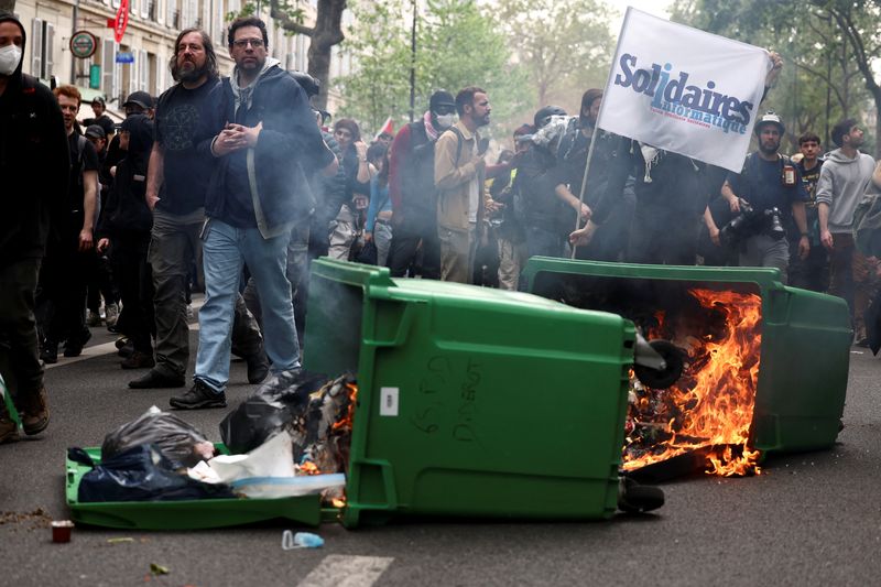&copy; Reuters. A dumpster on fire as people attend the traditional May Day labour union march in Paris, France, May 1, 2024. REUTERS/Stephanie Lecocq