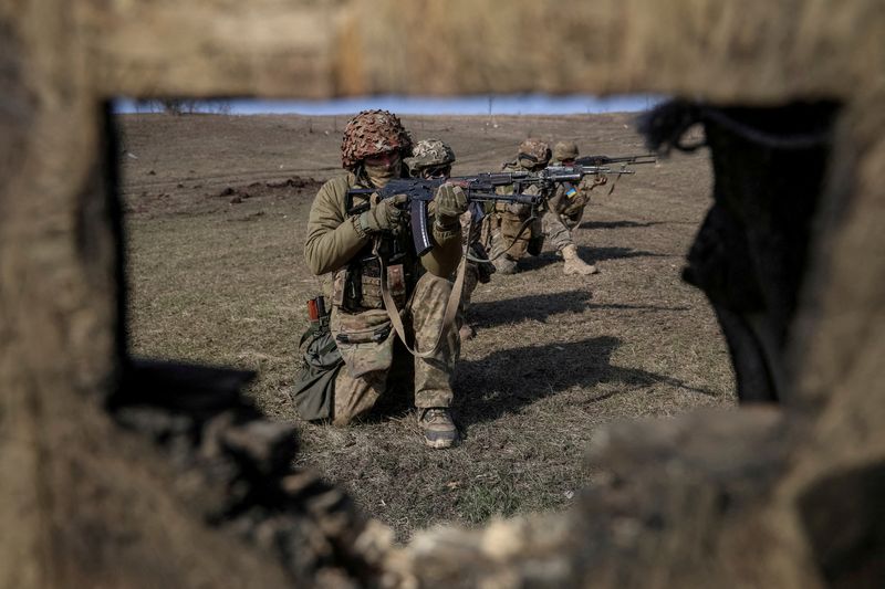 &copy; Reuters. FILE PHOTO: Ukrainian servicemen of 79th brigade take part in training, amid Russia's attack on Ukraine, in Donetsk region, Ukraine March 4, 2024. REUTERS/Oleksandr Ratushniak/File Photo