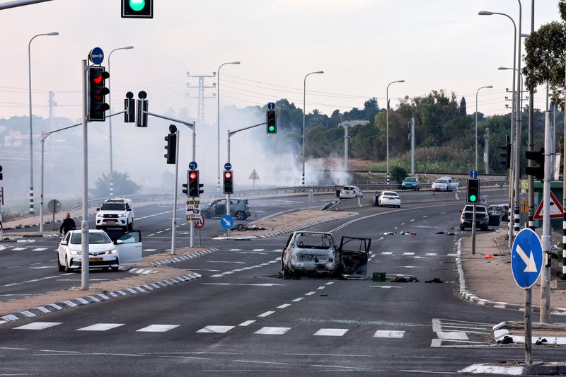 &copy; Reuters. FILE PHOTO: A view of a junction shows the aftermath of a mass-infiltration by Hamas gunmen from the Gaza Strip, in the Sderot area, southern Israel October 7, 2023. REUTERS/Ammar Awad/File Photo