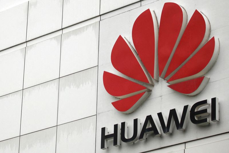 &copy; Reuters. FOTO DE ARCHIVO: El logotipo de Huawei Technologies Co. Ltd. en el exterior de su sede en Shenzhen, provincia de Cantón, China. 17 de abril de 2012. REUTERS/Tyrone Siu/Archivo