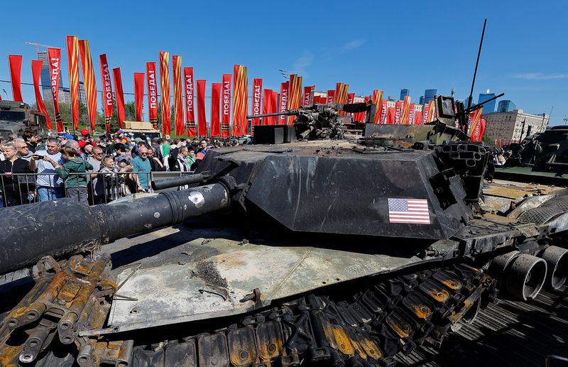 &copy; Reuters. زوار متحف بموسكو يشاهدون دبابة قتالية مدمرة من طراز أبرامز أمريكية الصنع، في معرض يعرض مركبات مدرعة ومعدات عسكرية استولى عليها الجيش الروس