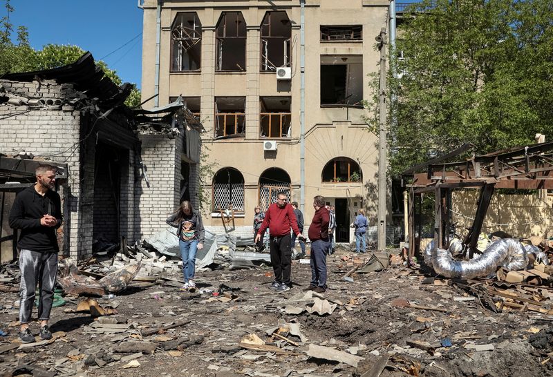 © Reuters. FILE PHOTO: Local residents look at damage at a site of a Russian missile strike, amid Russia's attack on Ukraine, in Kharkiv, Ukraine April 30, 2024. REUTERS/Sofiia Gatilova/File Photo