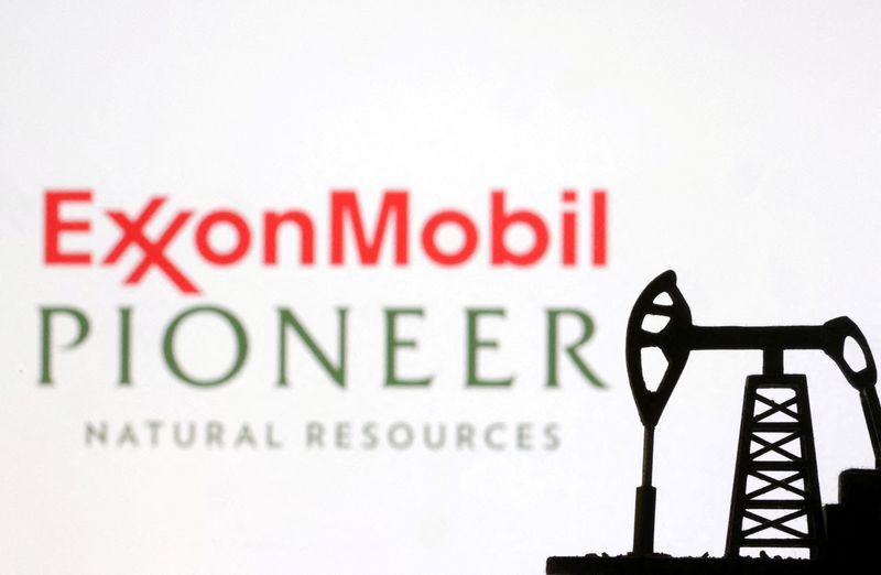 © Reuters. FILE PHOTO: ExxonMobil and Pioneer Natural Resources logos are seen in this illustration taken, October 8, 2023. REUTERS/Dado Ruvic/Illustration/File Photo