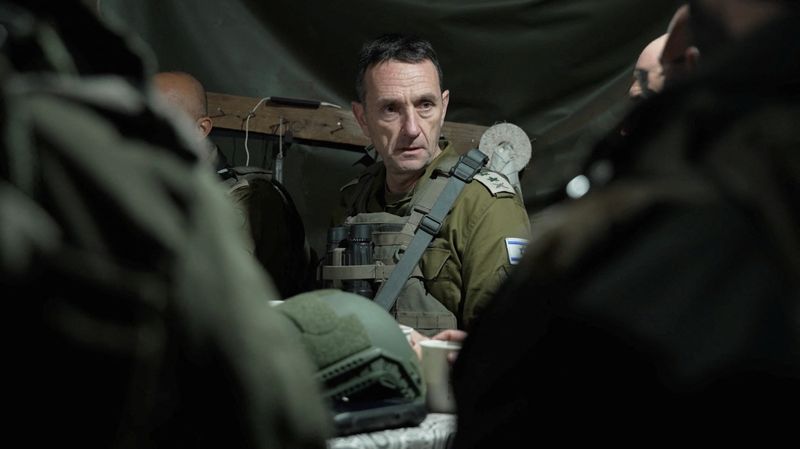 &copy; Reuters. هرتسي هاليفي رئيس أركان الجيش الإسرائيلي خلال زيارته موقعا عسكريا في شمال إسرائيل، في صورة أخذت من مقطع فيديو نشر في الثالث من يناير كانون ا
