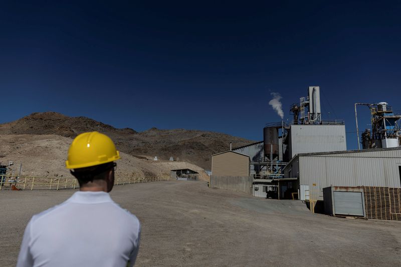 &copy; Reuters. An employee stands outside an Albemarle Lithium production facility in Silver Peak, Nevada, U.S. October 6, 2022. REUTERS/Carlos Barria/File Photo