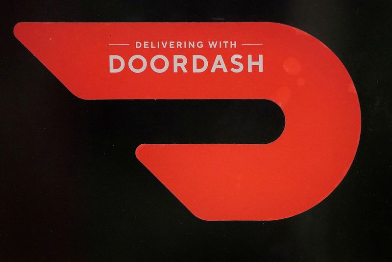 © Reuters. FILE PHOTO: A DoorDash sign is pictured on a restaurant in the Manhattan borough of New York City, New York, U.S., December 9, 2020. REUTERS/Carlo Allegri/File Photo