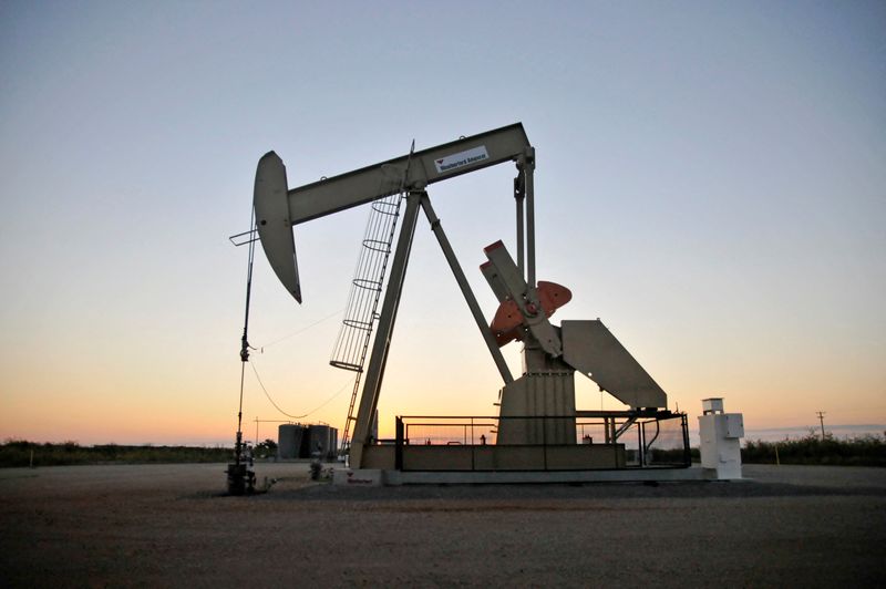 © Reuters. FILE PHOTO: A pump jack operates at a well site leased by Devon Energy Production Company near Guthrie, Oklahoma September 15, 2015.    REUTERS/Nick Oxford - TM3EB9F0WO901/File Photo