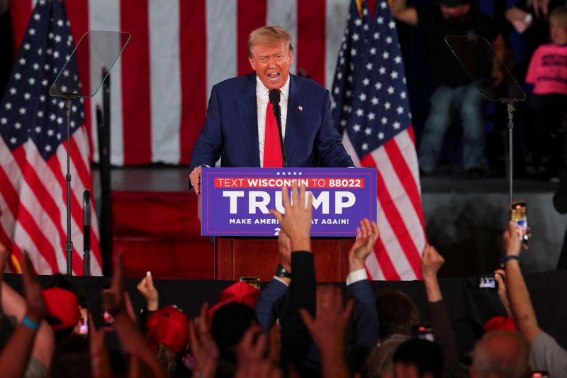 &copy; Reuters. El candidato presidencial republicano y expresidente de Estados Unidos, Donald Trump, habla durante un acto de campaña en Waukesha, Wisconsin, Estados Unidos. 1 de mayo de 2024.  REUTERS/Brian Snyder