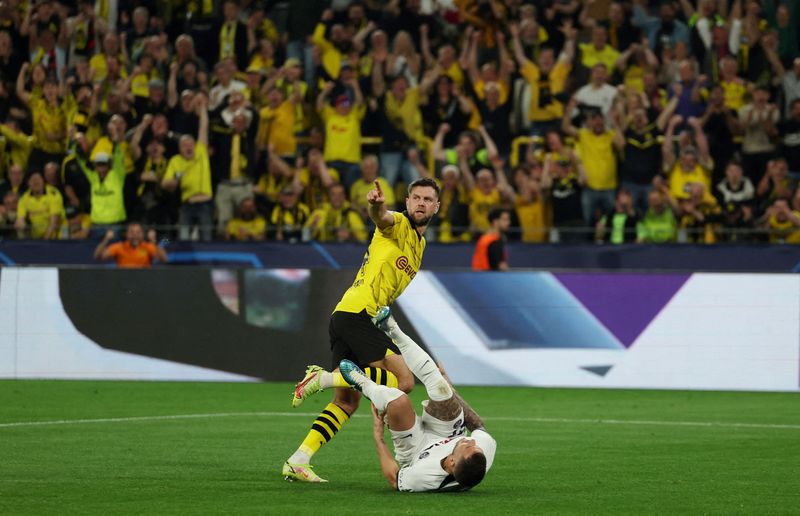 &copy; Reuters. Fútbol - Liga de Campeones - Semifinal - Partido de ida - Borussia Dortmund - Paris St Germain - Signal Iduna Park, Dortmund, Alemania - 1 de mayo de 2024. Niclas Fullkrug, del Borussia Dortmund, celebra el primer gol. REUTERS/Thilo Schmuelgen   