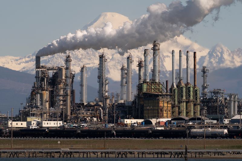 &copy; Reuters. A general view shows Marathon Petroleum's oil refinery, following Russia's invasion of Ukraine, in Anacortes, Washington, U.S., March 9, 2022.  REUTERS/David Ryder/File Photo