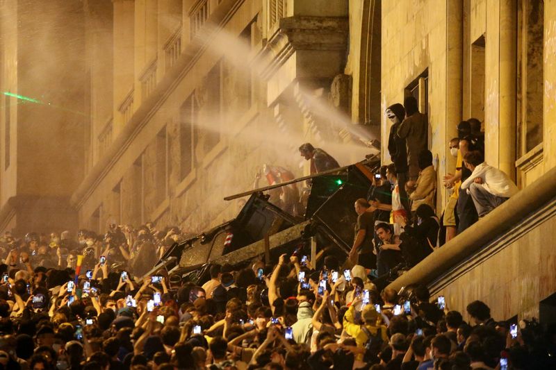 © Reuters. Protesters barricade the entrance of Parliament during a rally to protest against a bill on 