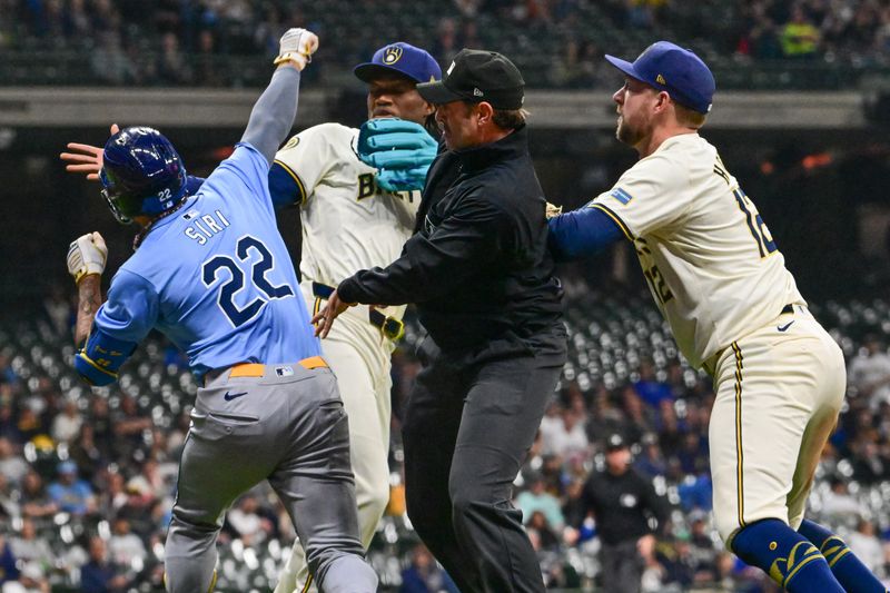 &copy; Reuters. ＭＬＢは１日、先月３０日のレイズ戦で発生した乱闘騒ぎを受け、ブルワーズのアブナー・ウリベ投手（左から２番目）に６試合、フレディ・ペラルタ投手に５試合の出場停止処分を科した