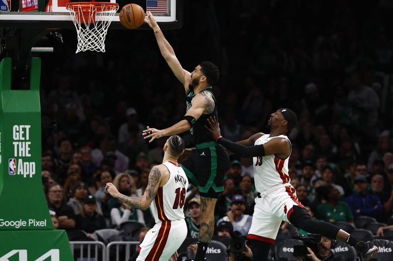 &copy; Reuters. ＮＢＡは１日、各地でプレーオフ１回戦を行い、東カンファレンス第１シードのセルティックスが準決勝進出を決めた。写真中央はダブルダブルで勝利に貢献したジェイソン・テイタム（２